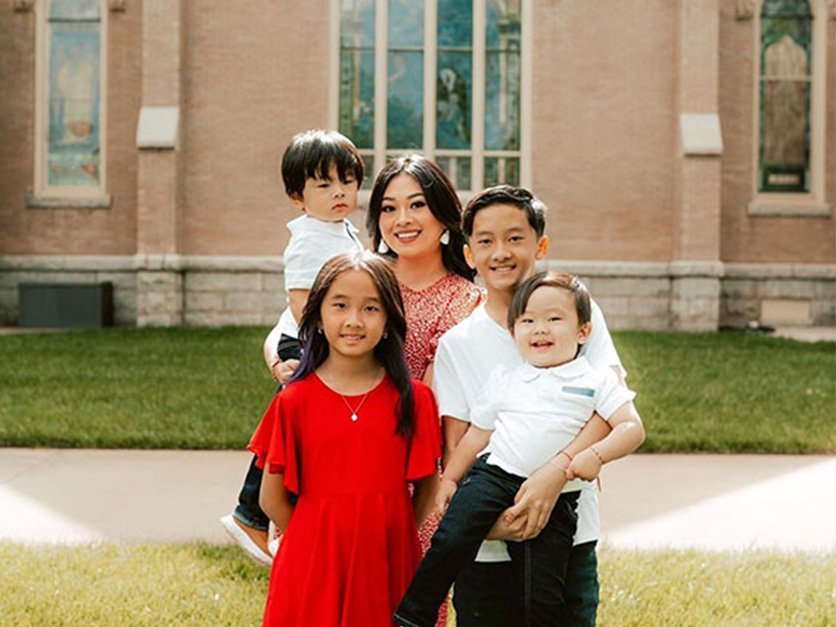 Lee Vue and her children in family portrait